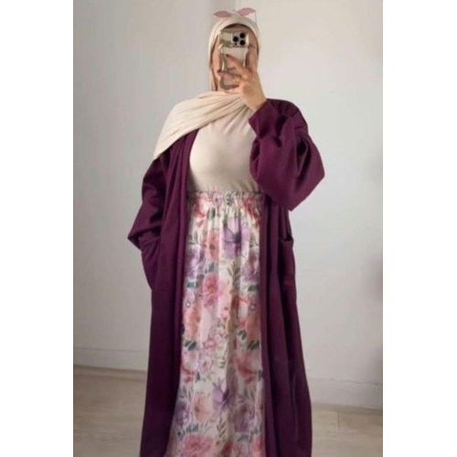 Distinctive dress set made of high-quality material.