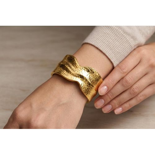 Wide Wavy Textured Zinc Alloy Bracelet for a Modern Look