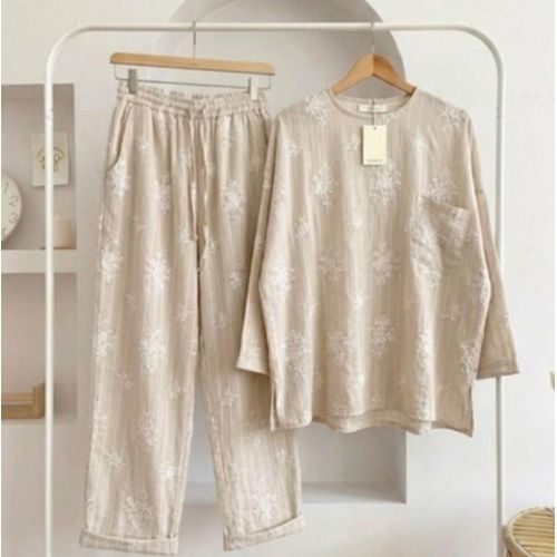 Very Chic Women's Suit