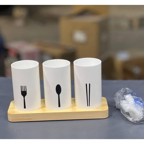 مصفاة ملعقة أواني خشبية، 3 مقصورات، مع أكواب بلاستيكية بيضاء وتصميم أواني