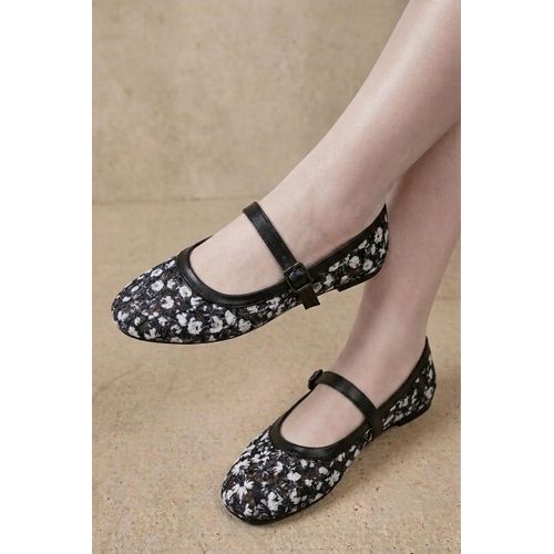 Elegant ballerina flats featuring a delicate BN-63-BLACK