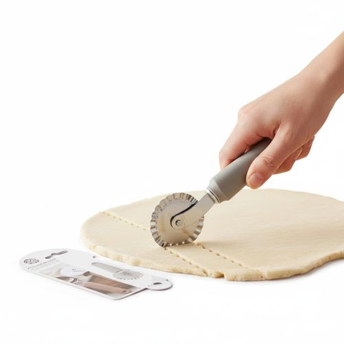 Pastry Cutter – Soft Touch Handle with 430 Stainless Steel Blade