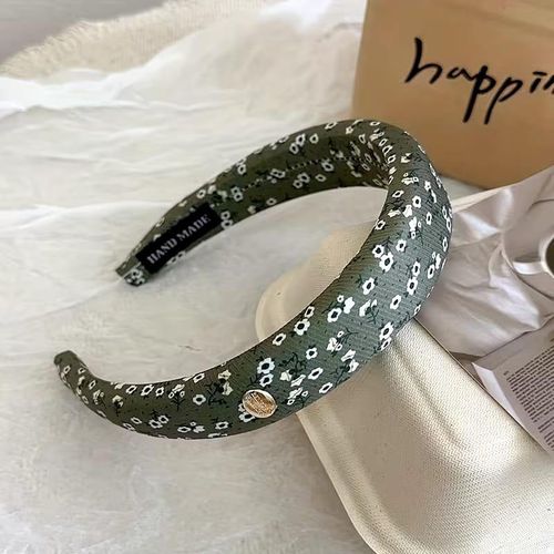 Padded headband with rustic floral patterns – an elegant, handcrafted hair accessory for women and girls.