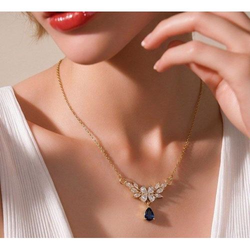 Elegant Rhinestone Floral Pendant Stainless Steel Tarnish-Free Necklace – Radiant & Timeless Chic