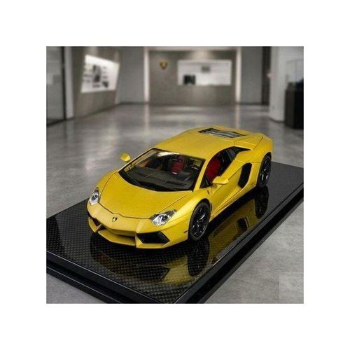 Signature Edition Lamborghini Aventador LP 700-4: Precision-Crafted 1:18 Scale Diecast Masterpiece