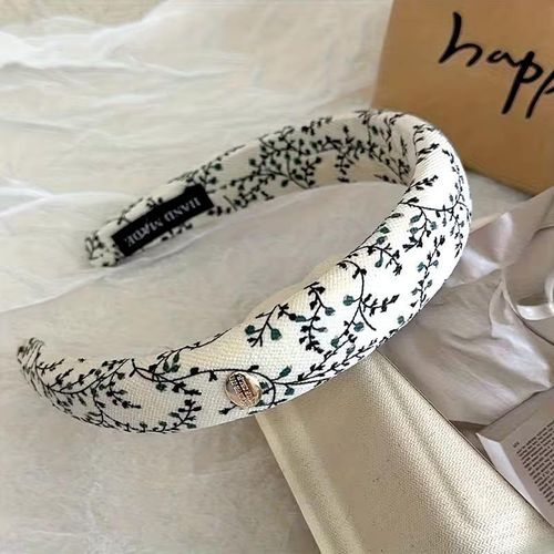 Padded headband with rustic floral patterns – an elegant, handcrafted hair accessory for women and girls.