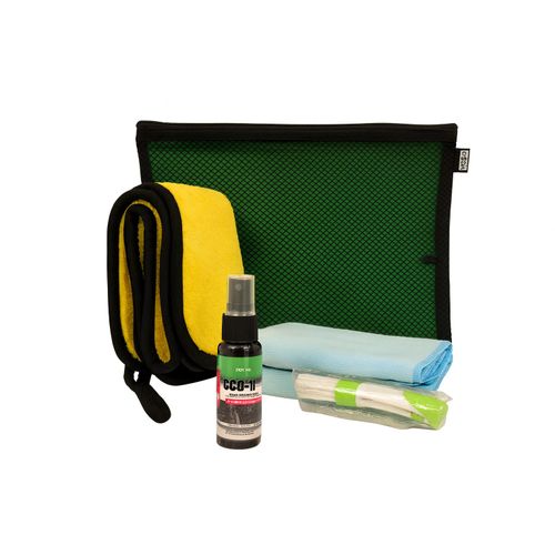 حزمة تنظيف السيارة - مجموعة من 4 عناصر: 1 منشفة زجاج، 1 منشفة ميكروفايبر، فرشاة صغيرة للأجزاء الداخلية، سائل منظف للوحة القيادة، تغليف عملي للاستخدام