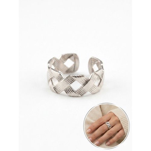 Elegant Textured Interlocking Band Open Ring for Women - Silver Tone