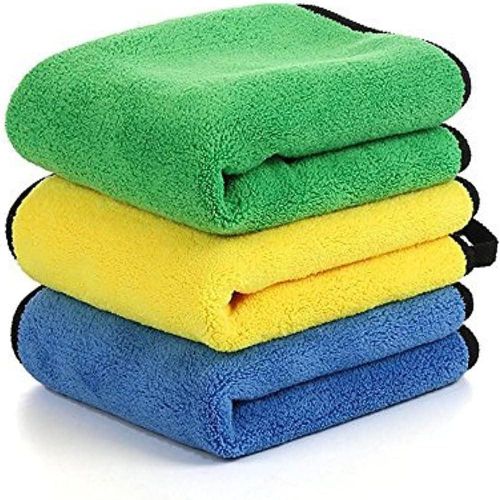A very large car drying towel, one super-absorbent microfiber cleaning towel for the car, windows, screen and kitchen size 40 x 60 cm in multiple colors