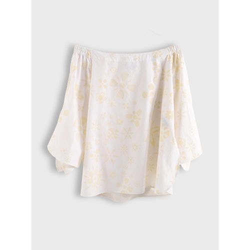 بلوزة بيضاء وصفراء بنمط خاص بأكتاف مكشوفة