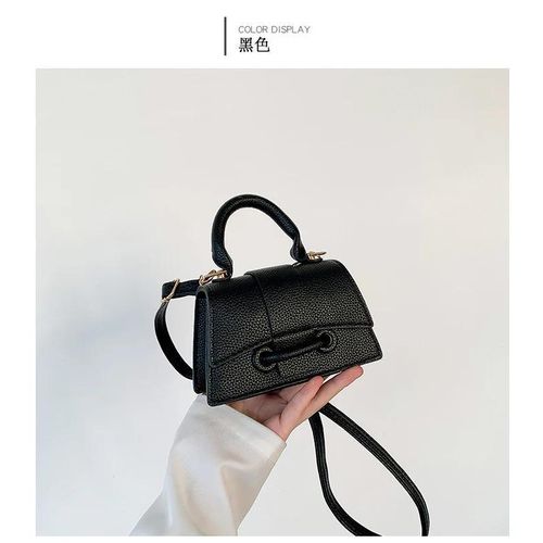 Stylish women's leather crossbody bag – a modern, practical design perfect for everyday use and work
