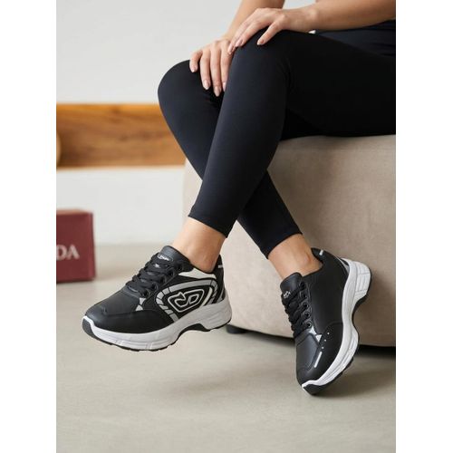 A striking casual shoe that gives you a powerful presence and an innovative design.L-8-BLACK