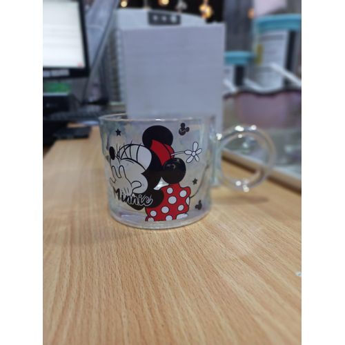 A thermal Pyrex mug featuring the beloved Minnie Mouse graphic. Featuring a modern design and a comfortable handle, it's perfect for everyday use or as a special gift.