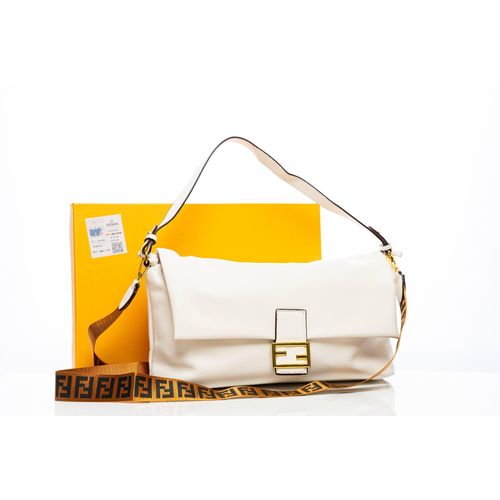 حقيبة كتف جلدية نسائية فاخرة بلون أبيض - تصميم أنيق وعصري بحزامين قابلين للتعديل - مثالية للمناسبات والعمل والإطلالات اليومية