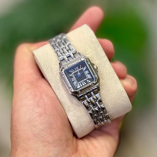Unisex wristwatch with a classic design, made of metal.