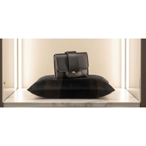 محفظة حريمي أنيقة بتصميم عملي يناسب الاستخدام اليومي