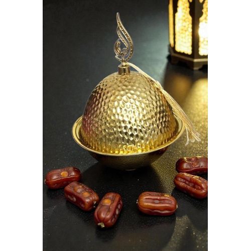 وعاء تموررمضان مزخرف بغطاء قبة بتصميم اسلامي انيق بمقبض ذهبي شيك جدا، ارتفاع ١٥ سم عرض ١٠سم