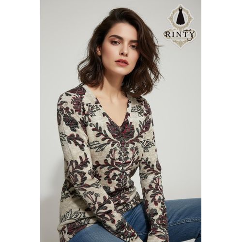 كنزة بلون بيج فاتح بنقشة زهرية ولمعة خفيفة.