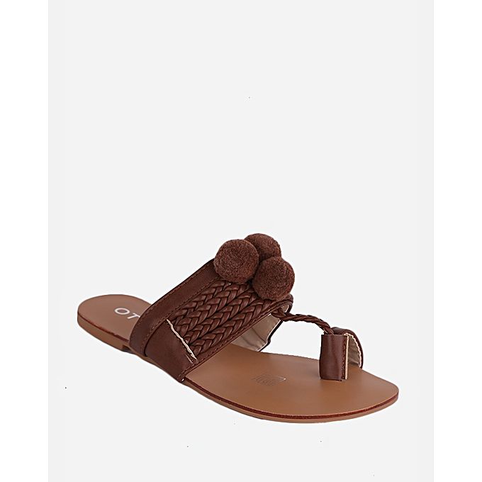 اشتري Joelle Pom Pom Fingered Sandals - Dark Brown في مصر