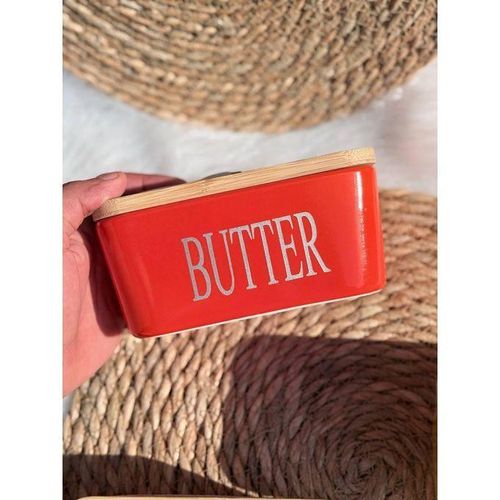 An elegant ceramic butter tin with a natural bamboo lid and butter spoon. Perfect for storing butter or cheese in an organized and beautiful way.