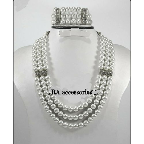 طقم مجوهرات أنيقة للنساء - قلادة وسوار من اللؤلؤ الأبيض مع معدن فضي