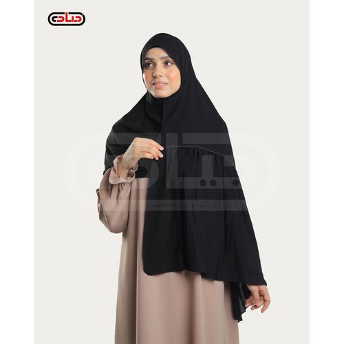Rectangular pleated scarf with a shiny strip.