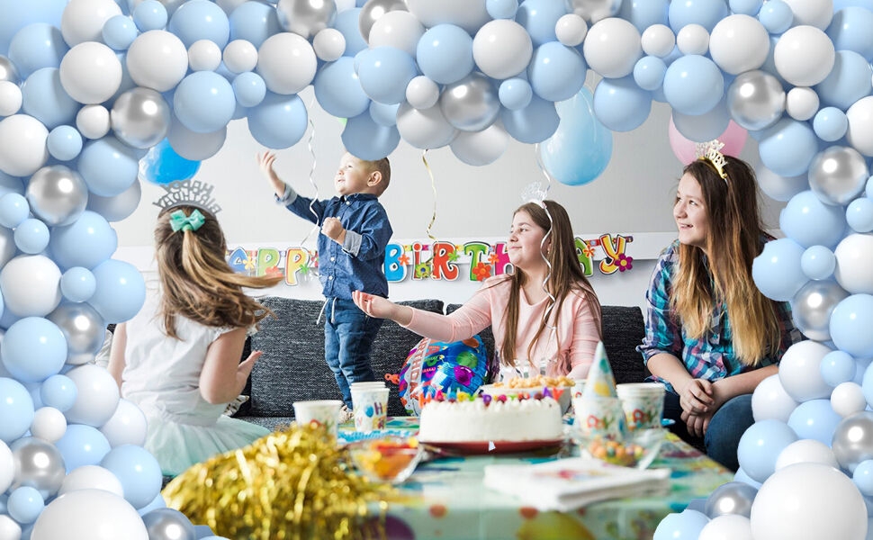 مجموعة بالونات زرقاء وبيضاء