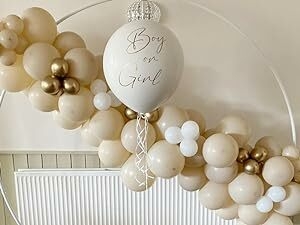 بالونات بيضاء ورملية