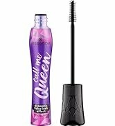 عبوات وأوعية زجاجية مختلفة مليئة بالأعشاب والتوابل المجففة، مع أدوات الطبخ أو القياس الموضحة قيد الاستخدام.