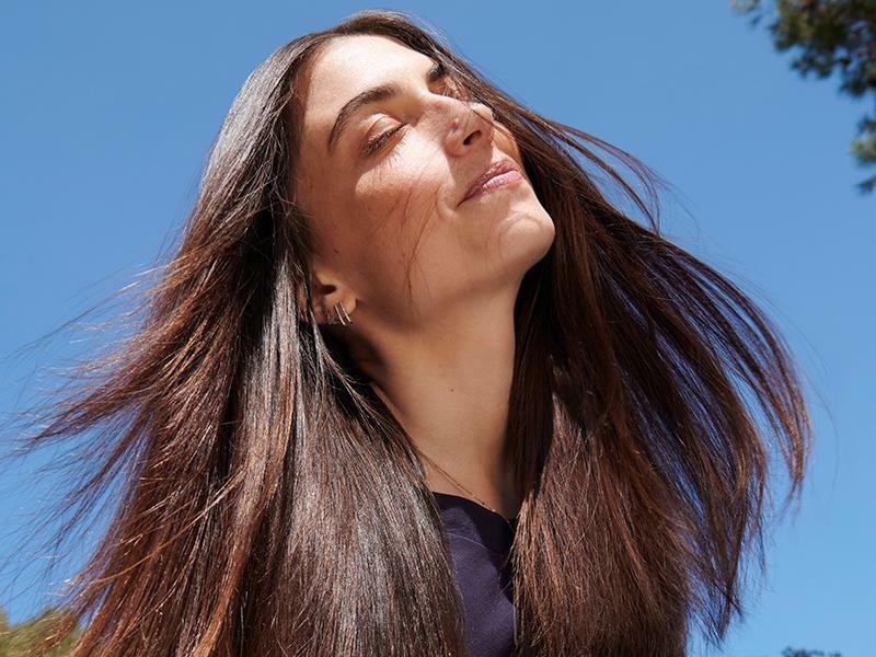 Headshot geschlossene Augen, im Wind wehende Haare