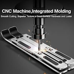 يقول النص: «آلة التصنيع باستخدام الحاسب الآلي، التشكيل المتكامل»، «أكثر استقرارًا وموثوقية»، «سهلة الهز والضرب». صور المنتج تعرض مكونات آلة CNC ومخططات المقارنة على خلفية داكنة.