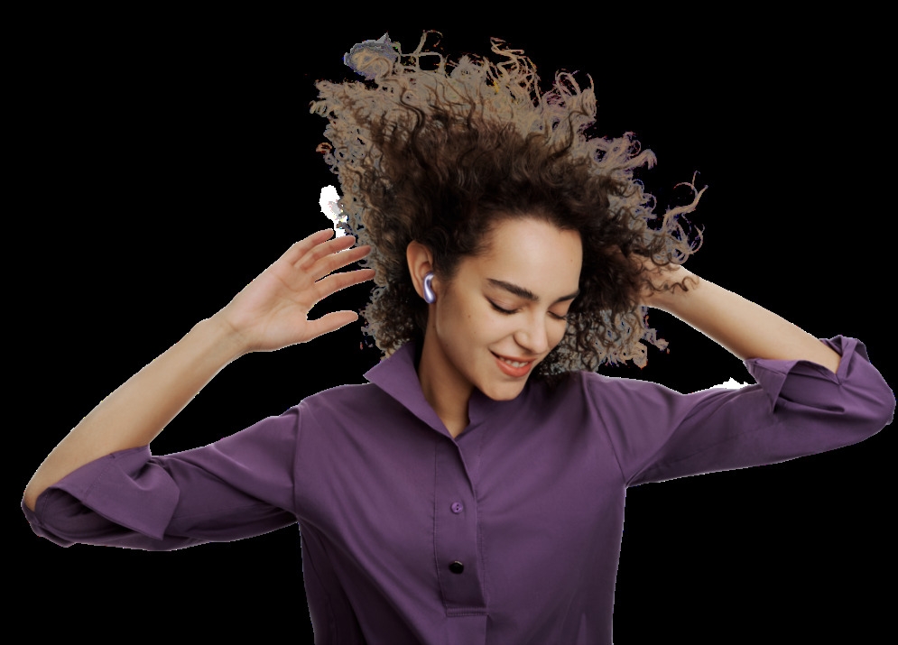 Shows the fit while the model is wearing HUAWEI FreeBuds 6.