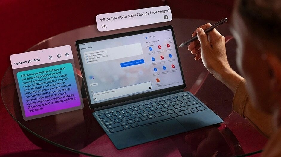 شخص يعمل على جهاز Lenovo Yoga Tab Plus، يستخدم ميزة Lenovo AI Now للتحدث مع المساعد الذكي الشخصي للحصول على رؤى وإجابات ملائمة.