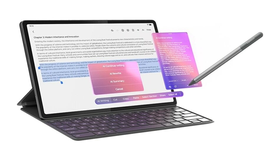جهاز Lenovo Idea Tab Plus – منظر أمامي أيسر يعرض تقرير بحثي بوضع أفقي باللون الرمادي القمري، مستندًا على لوحة مفاتيح Folio متطابقة، مع ظهور قلم Lenovo Tab Pen وكأنه يطفو أثناء العمل مع Lenovo AI Notes