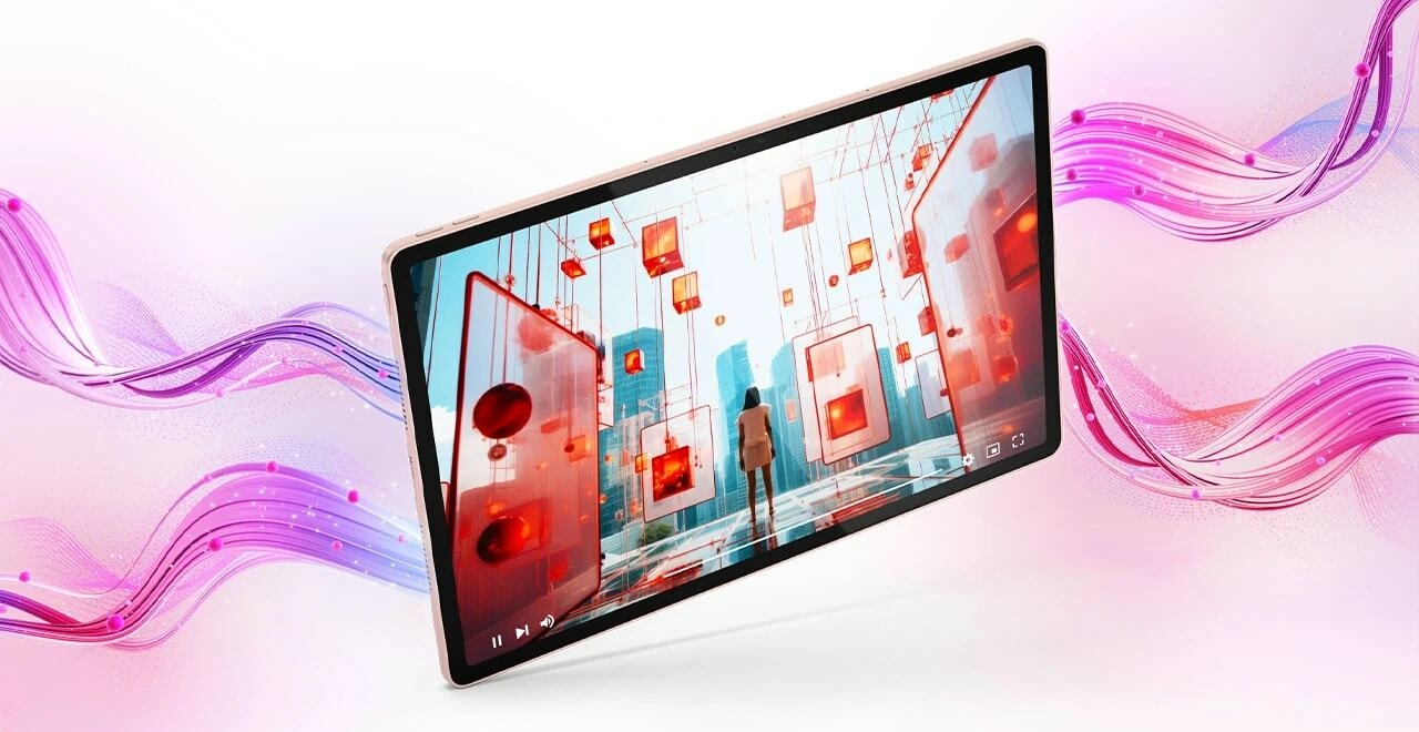 جهاز Lenovo Idea Tab Plus – منظر أمامي يعرض فيديو موسيقي بوضع أفقي باللون الوردي الرملي، مع موجات صوتية وردية وبنفسجية تنبعث من مكبرات الصوت