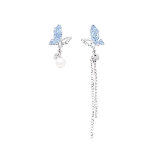 Long asymmetrical butterfly earrings designed with a refined feminine style