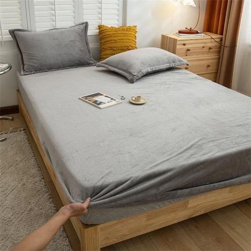 Heavy velvet bedspread with Lycra butter - 3-piece set - Plain velvet bedspread with elastic - + 2 pillowcases Stays put on the bed and doesn't move - Color: Gray
