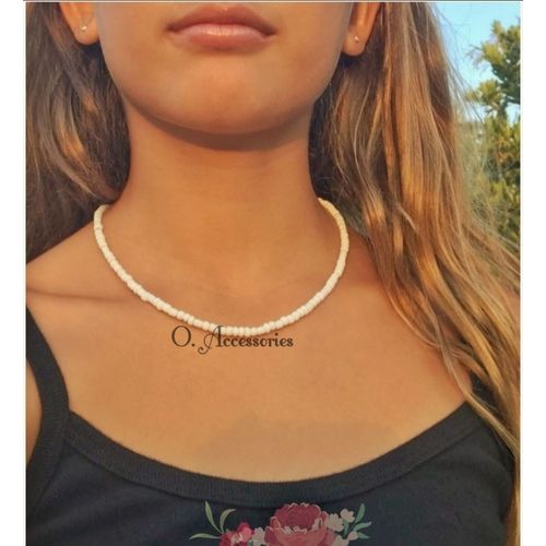 شوكر عقد رقبه خرز زجاجي اوفوايت ويمكن الاطاله بسلسله فضي خلفيه