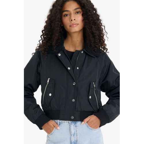 جاكيت قصير مقاوم للماء برقبة بولو بمقاس عادي