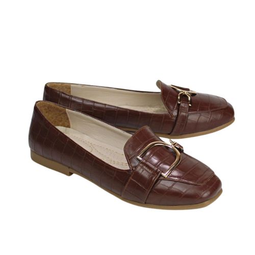 حذاء حريمي بكعب منخفض 1 سم بنقشة جلد التمساح وإكسسوار ذهبي-بني