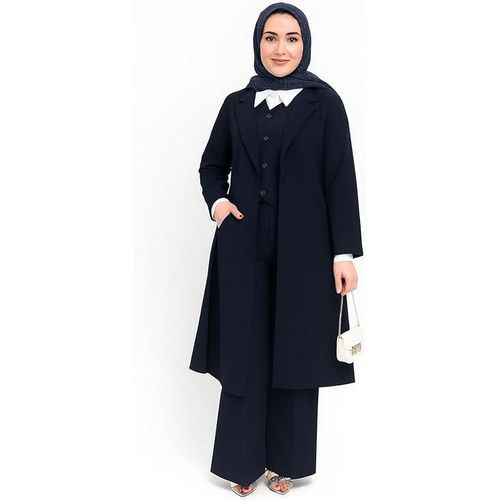 طقم كلاسيك 3 قطع للمحجبات خامة روزالين مستورد - بلوزة وبنطلون وايد ليج وبلرو طويل مفتوح وان سايز يناسب حتى 85 كجم - لون كحلي