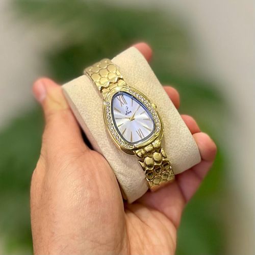 Unisex wristwatch with a classic design, made of metal.