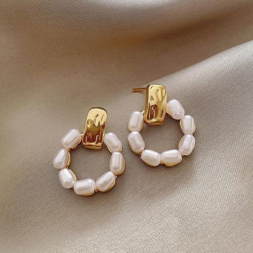 Round pearl earrings with gold frame – elegant design