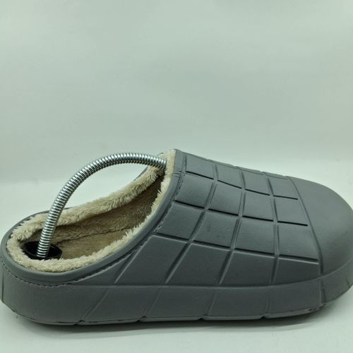Men's and boys' Crocs lined with fur, suitable for indoor and outdoor use to keep warm in winter - gray color