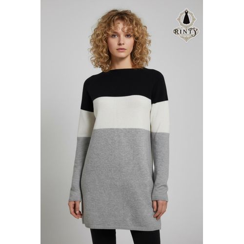 كنزة شتوية باللون الكحلي والأبيض والرمادي بتصميم بسيط وأكمام طويلة.