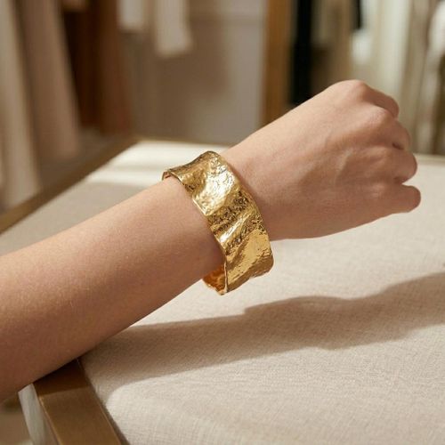 Wide Wavy Hammered Design Zinc Alloy Bracelet – for a Stylish Look