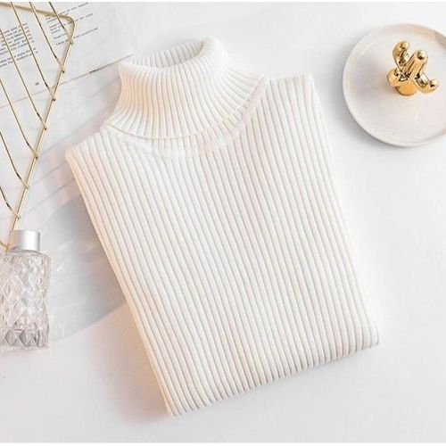 بلوزة نسائية بياقة نصفية بلون أبيض