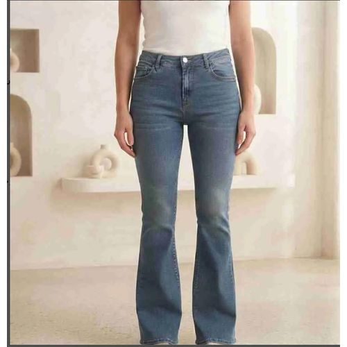 High-quality wide-leg jeans for women with a stylish and contemporary design.
