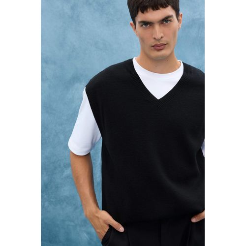Standard Fit V-Neck Knitwear Vest