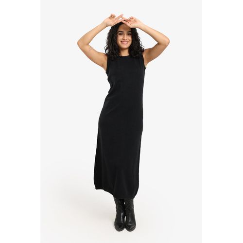 فستان محبوك بدون أكمام